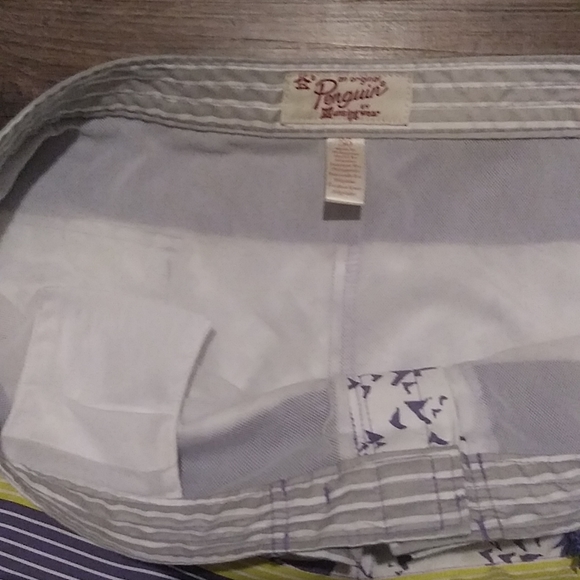 Men's penguin 🐧 swim trunks, yellow&purple, in new CONDITION,size36 New CONDITI - Picture 3 of 4